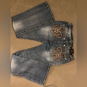 Miss me, jeans, like new. Size 27 with an inseam of 30.
